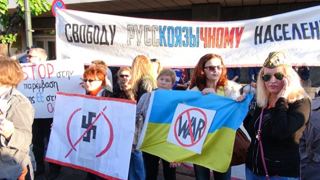 <p>Более пятисот человек и несколько десятков журналистов собрались в центре Афин на митинг в поддержку юго-востока Украины и против фашизма.</p>
