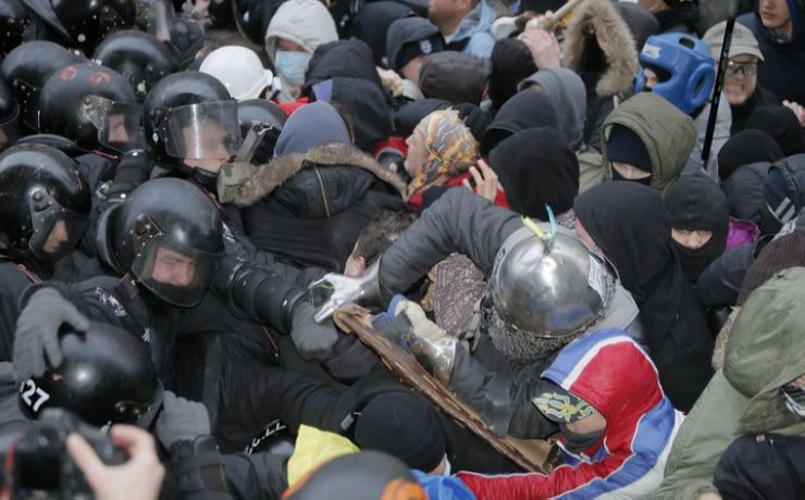 Возле здания Рады проходят столкновения неонацистов с правоохранителями <p>Митингующие применили взрывпакеты. Среди милиционеров уже есть пострадавшие</p>