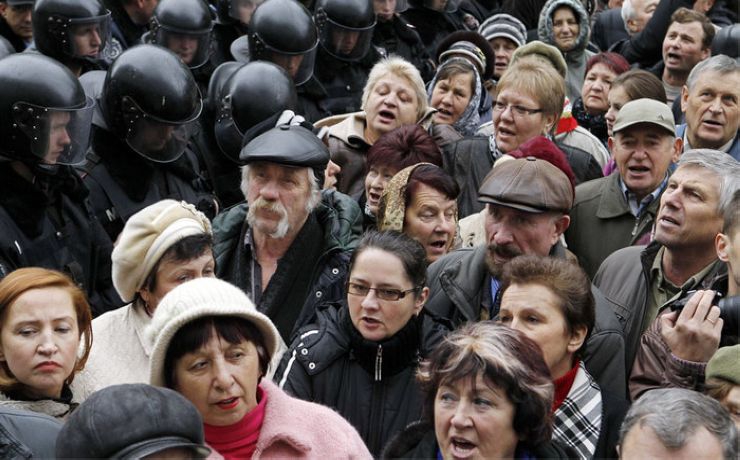 Переселенцы с востока Украины требуют соцпомощи возле здания правительства в Киеве <p>Люди выставили раскладушку с подушкой из ватмана с надписью «Такая же пустая, как ваши обещания»</p>