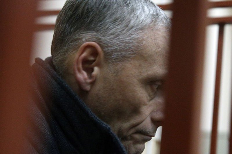 При обысках у губернатора Сахалинской области изъяли 1 миллиард рублей <p>У губернатора Сахалинской области Александра Хорошавина, задержанного ранее по подозрению в получении взятки, во время обысков был изъят 1 миллиард рублей наличными, а также 800 единиц ювелирных изделий. </p>