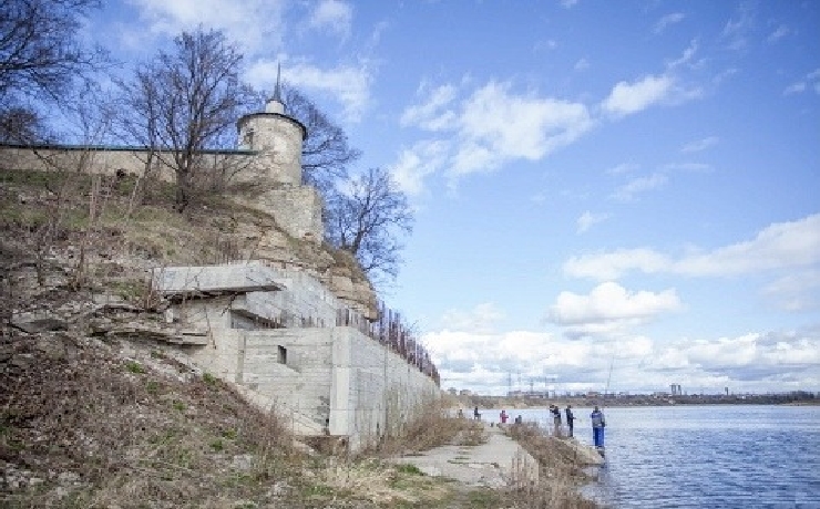 Минкульт займётся укреплением берегов реки Великой <p>Министерство культуры в течение месяца подготовит предложения по укреплению берегов у двух монастырей в Псковской области, которым грозит разрушение. Такое решение было принято по результатам поездки вице-премьера РФ Алексея Гордеева в Псковскую епархию.</p>