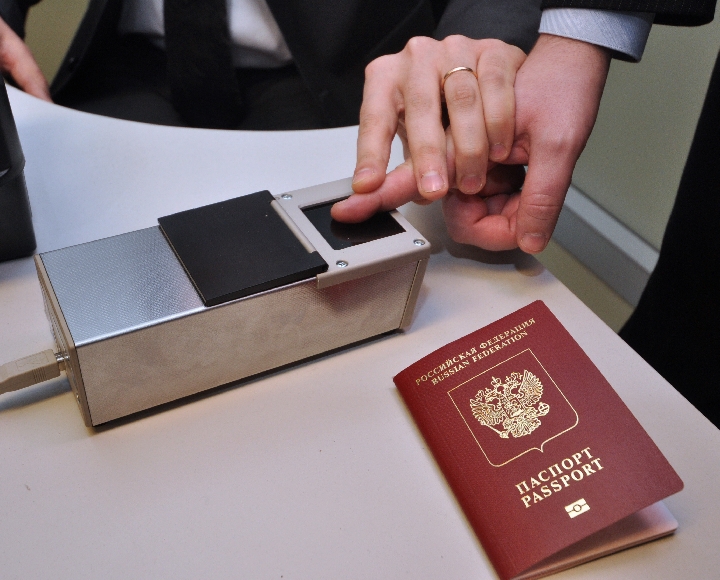Срок действия таких паспортов, как и у не давно введенных с пластиковой прошивкой - 10 лет.