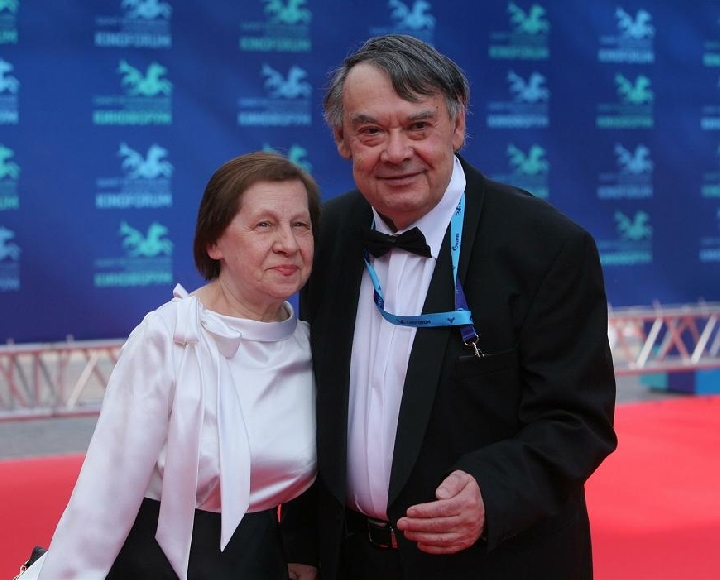 Как, впрочем, и вся Россия Проститься с легендой отечественного кинематографа пришли сотни и сотни людей.