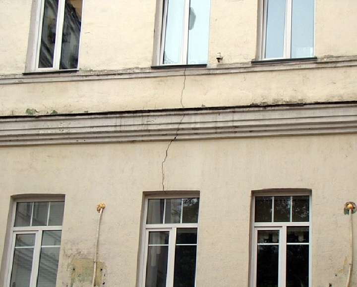 Тряхануло так тряхануло Работники эвакуированы, трещины исследуются.